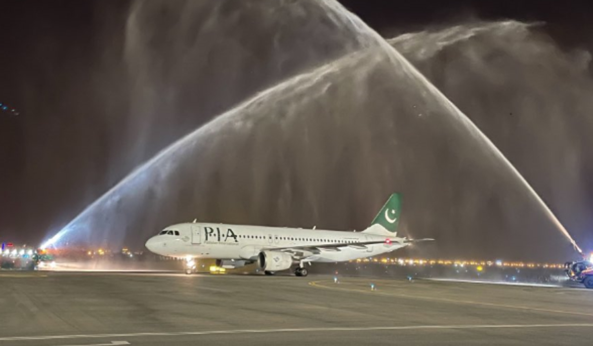 Oman Airports welcomes Pakistan International Airlines with water salute